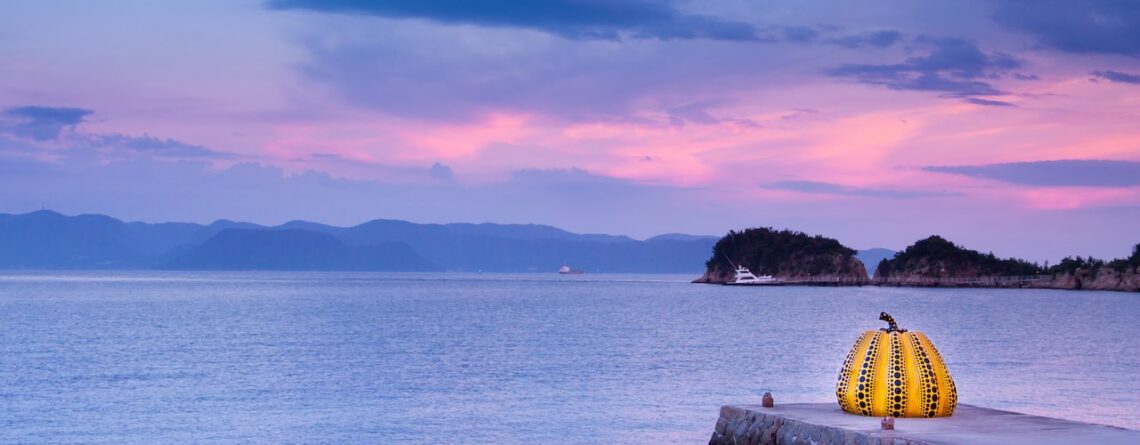 isola di naoshima al tramonto - yayoi kusama