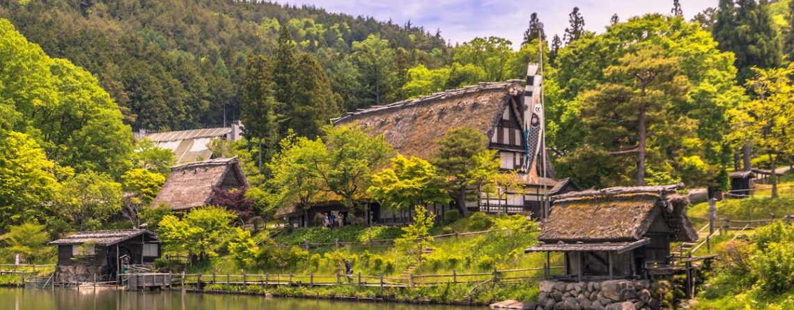 un villaggio giapponese sul fiume
