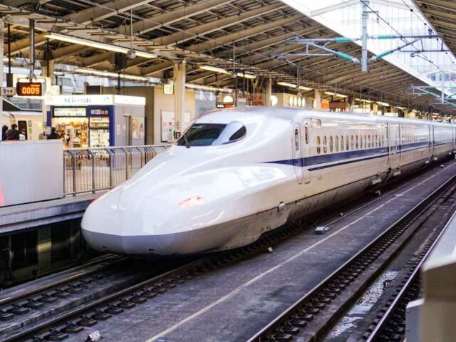 Treno Shinkansen in stazione
