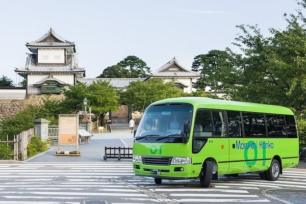bus privato davanti al castello di kanazawa