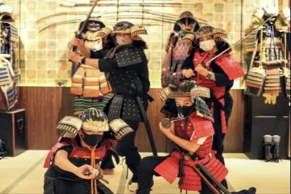 Bambini vestiti da samurai e ninja