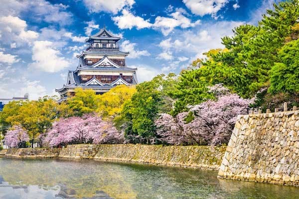 Il castello di Himeji durante la fioritura dei ciliegi