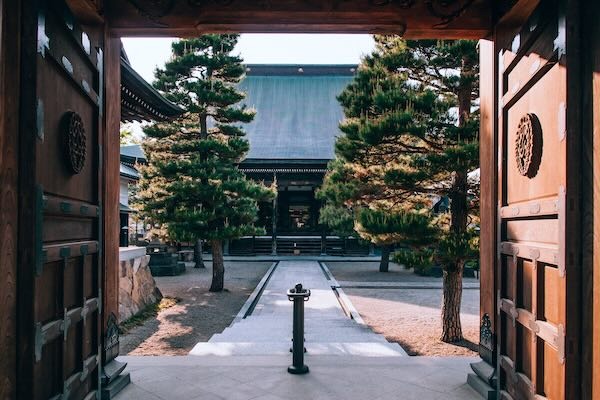 tempio di Hida Furukawa visto attraverso il portone