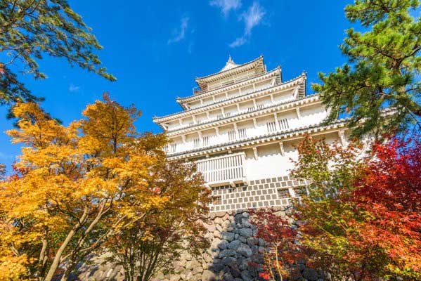 Vista da sotto del castello di Himeji durante l'autunno