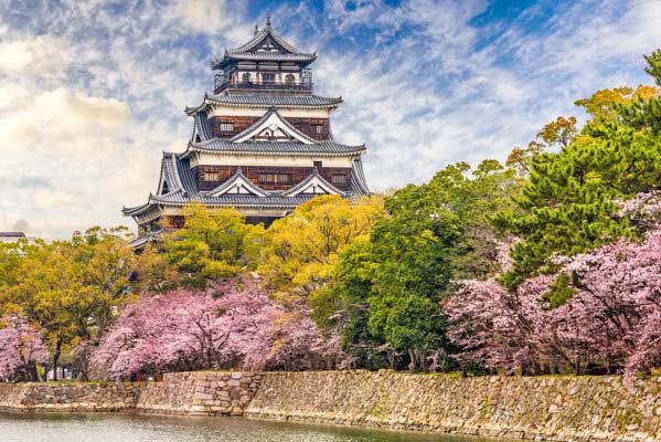 Il castello di Hiroshima in primavera con i sakura in fiore