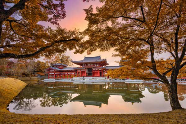 Il vermiglio tempio Byodoin di Kyoto che si riflette nello stagno antistante