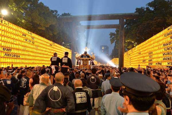 Lanterne illuminate durante un matsuri estivo presso lo Yasukuni Jinja di Tokyo