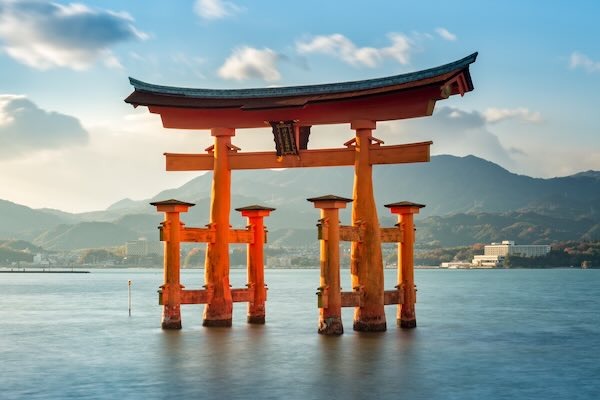torii di miyajima con alta marea